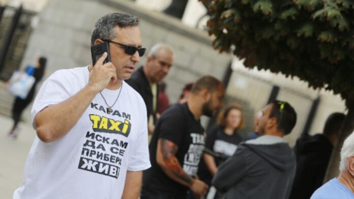 Протест пред Съдебната палата: Таксиджии искат присъда за прострелян техен колега