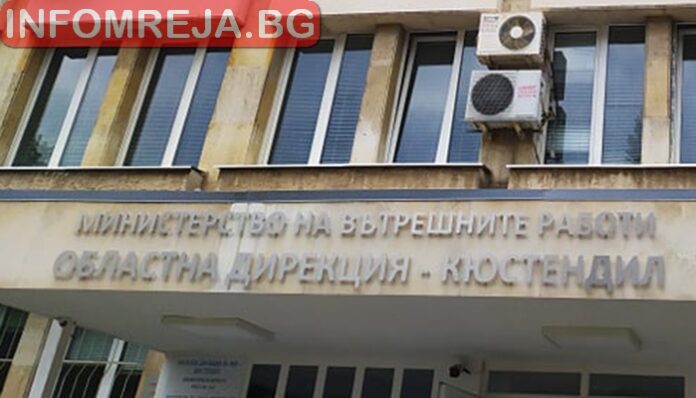 Младежи потрошиха кола в Раненци, единият заплашвал полицаите