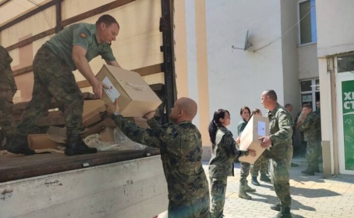 Военнослужещи и днес помагат на пострадалите от наводненията села в община Карлово