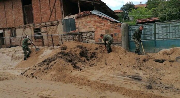 Над 2200 военнослужещи участват във възстановяването на пострадалите населени места в Карловско