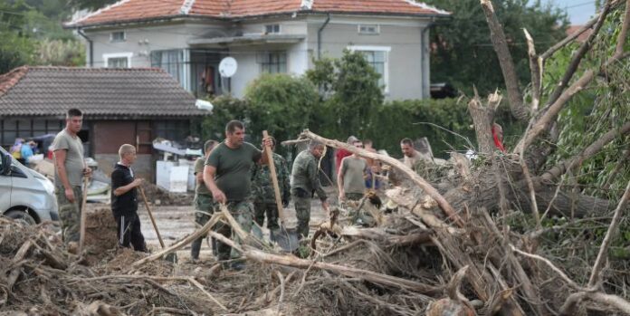 Близо 100 военнослужещи отстраняват щетите от наводнението в Карловско