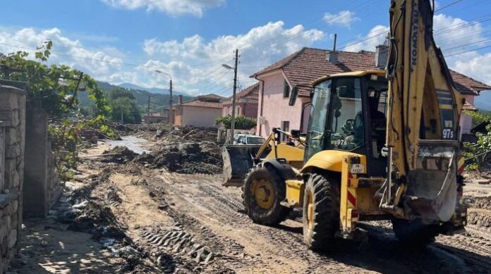 850 служители на институции и доброволци се включиха в преодоляване на бедствието в Пловдивско