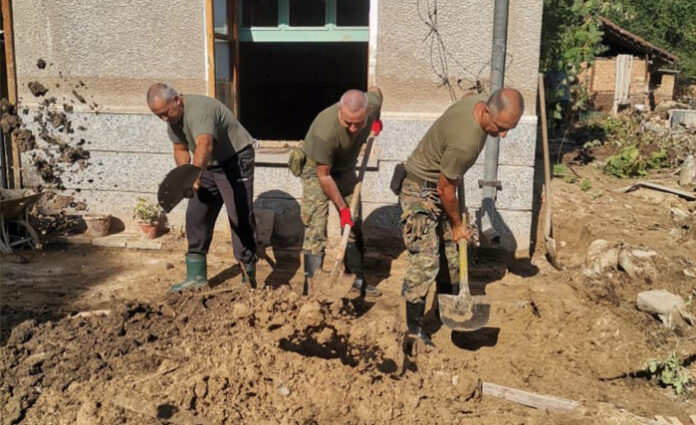 Курсанти от НВУ и ВВВУ се включиха в помощ на пострадалите в Карловско