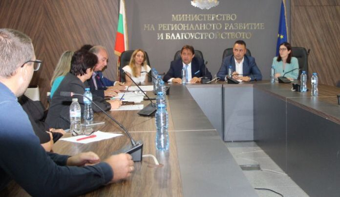 Министър Шишков проверява забавени плащания към фирма, ремонтирала пътища в Северна България