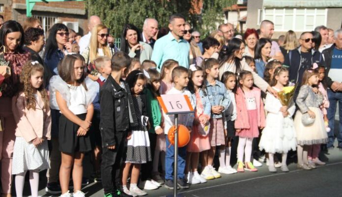 48 първолаци пристъпиха за първи път училищния праг в ОУ "Евлоги Георгиев" в Дупница