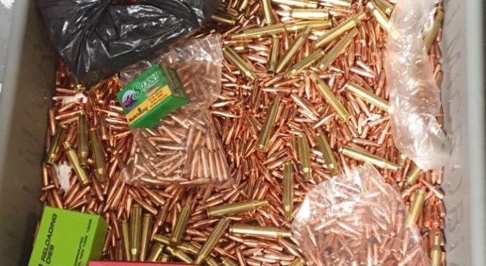 Контрабандни части за боеприпаси откриха митнически служители в багажа на пътник