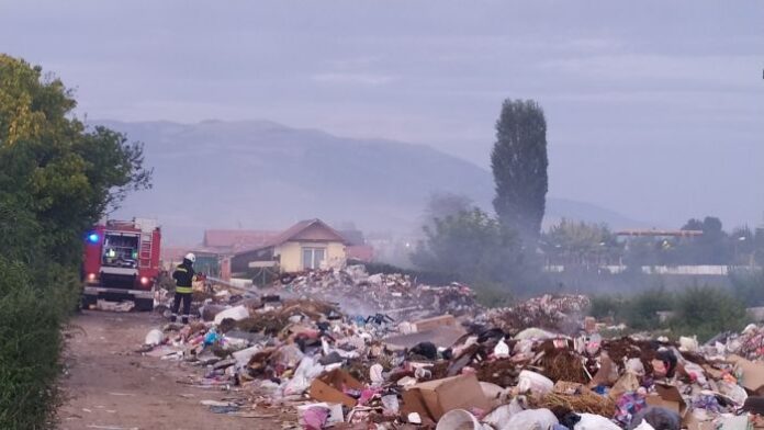 Пламна сметището до улица „Овощарска“ в Кюстендил