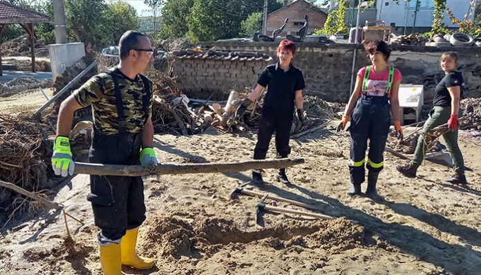 Ангелите от Благоевград помагаха на бедстващите в Карловско