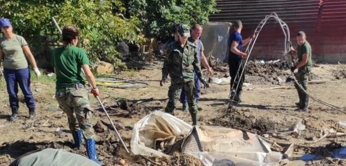 Над 120 военнослужещи продължават да отстраняват щети в Карловско