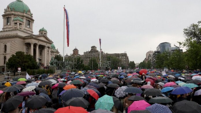 Десетки хиляди на антиправителствен митинг в Белград