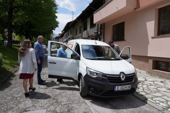 Община Разлог закупи нов автомобил за социалния патронаж