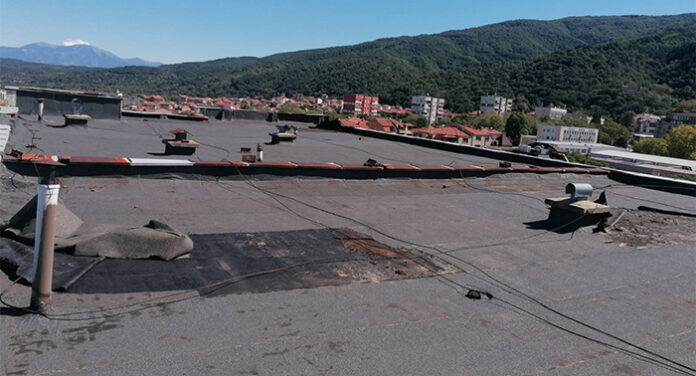 Ремонтират покрива на болницата в Петрич