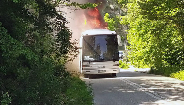 Благоевградски автобус се запали в Гърция, изгоря напълно