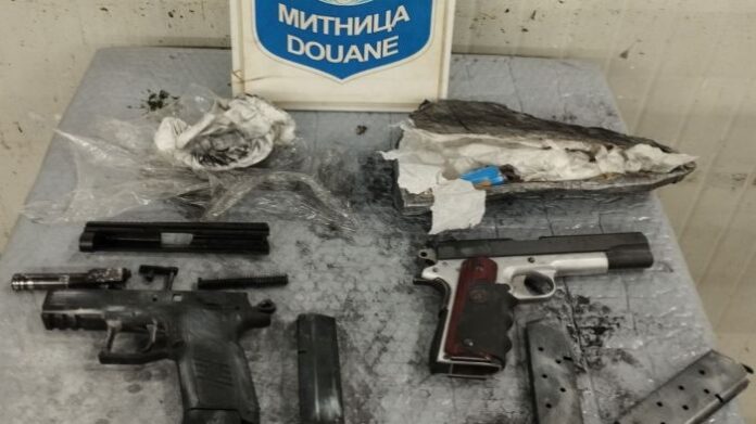 Откриха 2 бойни пистолета при проверка на товарен автомобил