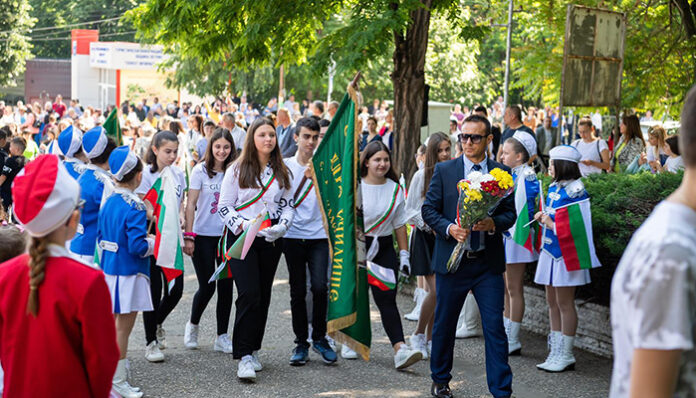 Тържествено шествие в Петрич, 24 май - цветен