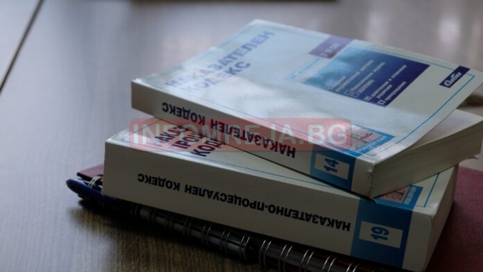 Прокуратурата отново подхвана снимките на „кюлчета и пачки в чекмеджето"