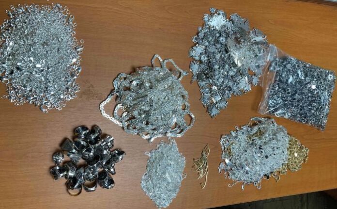 Откриха над 5.6 кг сребърни накити, укрити във фабрична кухина на автобус