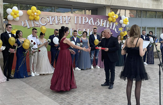 Кресна изпрати своите абитуриенти от СУ „Св. Паисий Хилендарски“