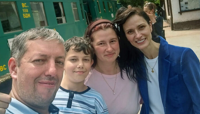 Габриел "закъса" с теснолинейката, влакът аварира
