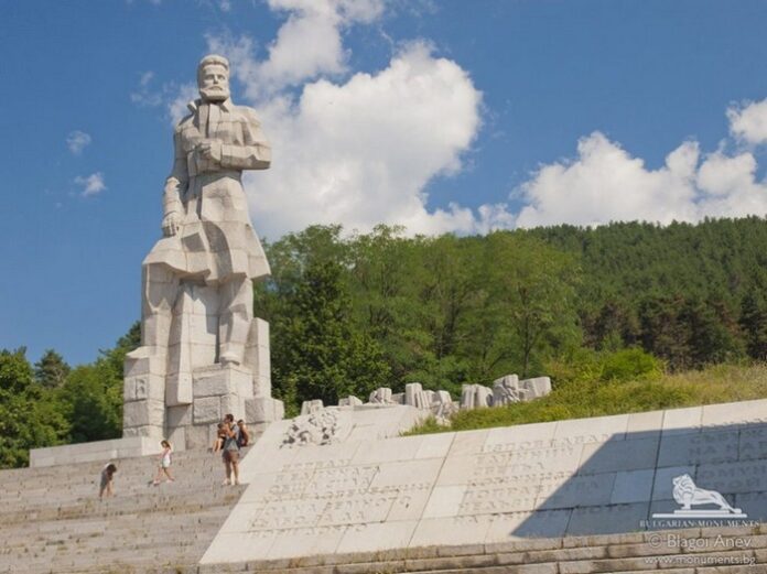 Със заря-проверка почетоха паметта на Христо Ботев в Калофер
