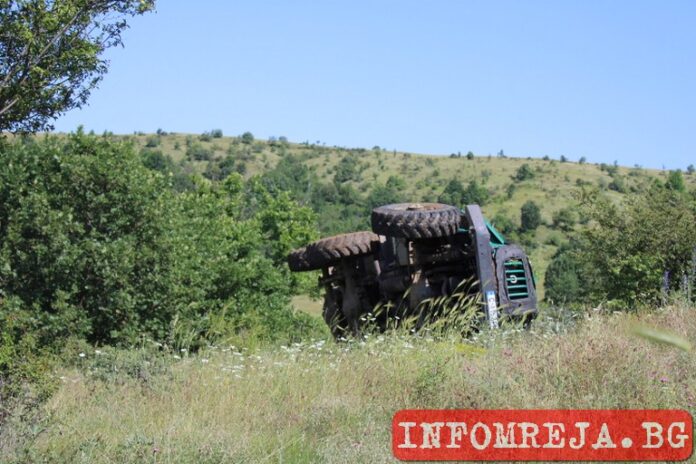 Камион се преобърна между Падеш и Покровник, мъж и жена пострадаха