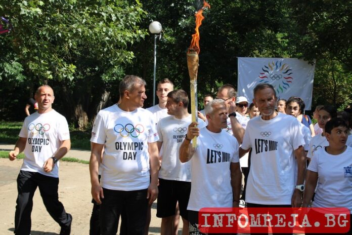 Олимпийският огън "пламна" в Благоевград, Йордан Йовчев държеше факлата