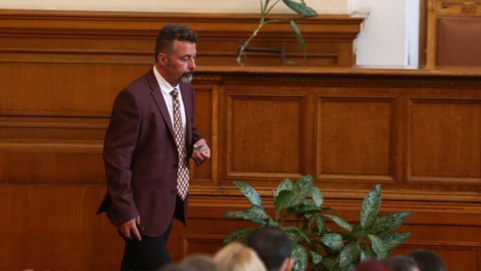 Филип Станев към ГЕРБ, ПП-ДБ и ДПС: Вие сте срам за българската демокрация