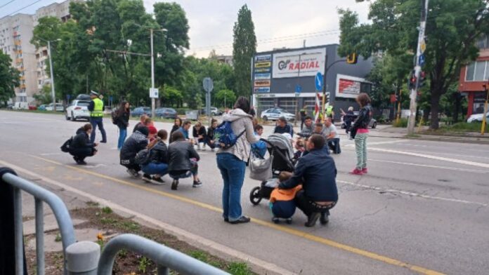 И тази вечер протестиращи затвориха за кратко столичния бул. "Сливница"