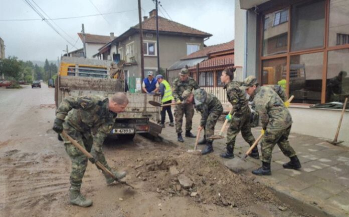 Военни от Сухопътните войски втори ден помагат за възстановяването на Берковица