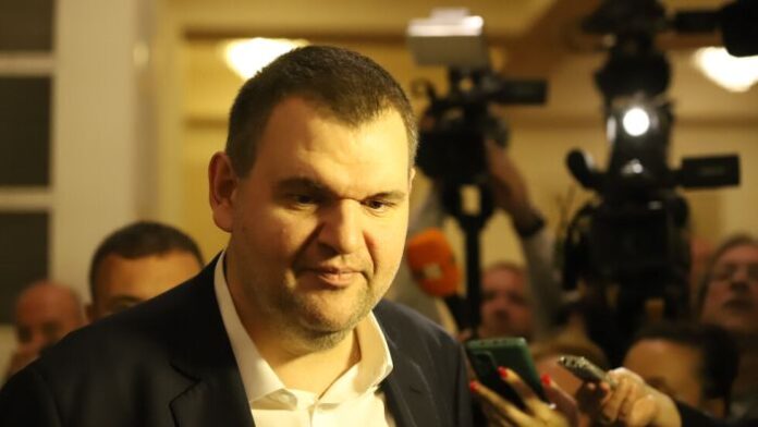 „Крачка назад”: Пеевски напуска Конституционната комисия