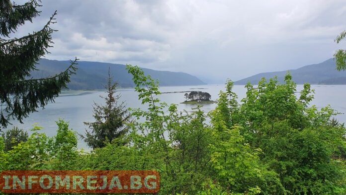 Днес отново на запад ще е облачно и дъждовно, на изток - слънчево