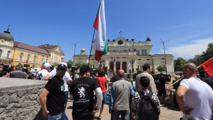 Симпатизанти на "Възраждане" протестират пред НС