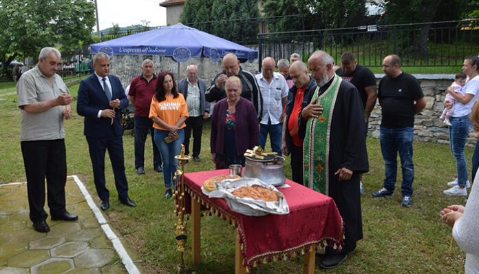 Миряни се събраха за водосвет на Кръста и курбан в Мощанец