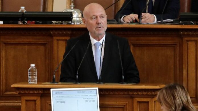 Тагарев: На този етап България няма да участва в инициативата за 155 мм снаряди за Украйна