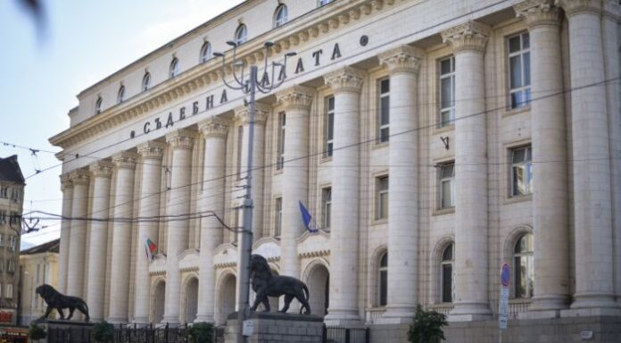 Одобрен е списък със съдии, които да разследват главния прокурор и заместниците му
