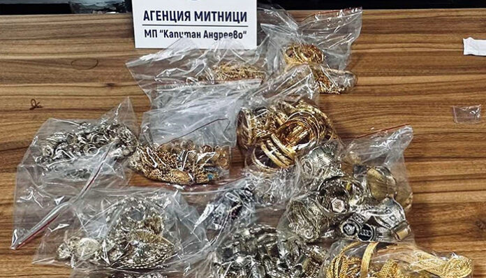Злато за половин милион откриха в тайник на автобус на "Капитана"