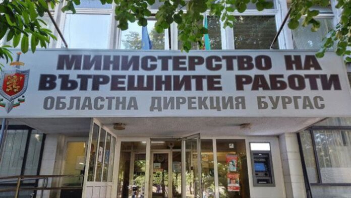 4-ма полицаи спасиха живота на колабирал мъж в Бургас