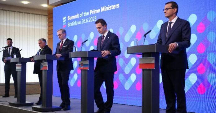 Орбан и Моравецки смятат за неприемлив подхода на ЕС към миграцията