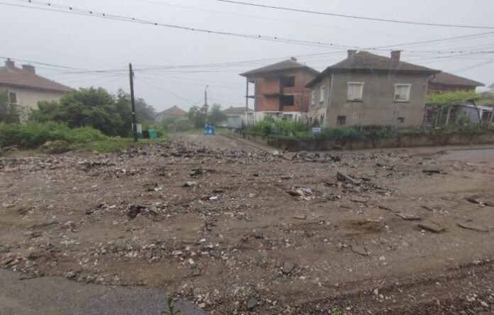 Евакуираха 35 души в село Клисурица, отводниха 17 къщи в Берковица