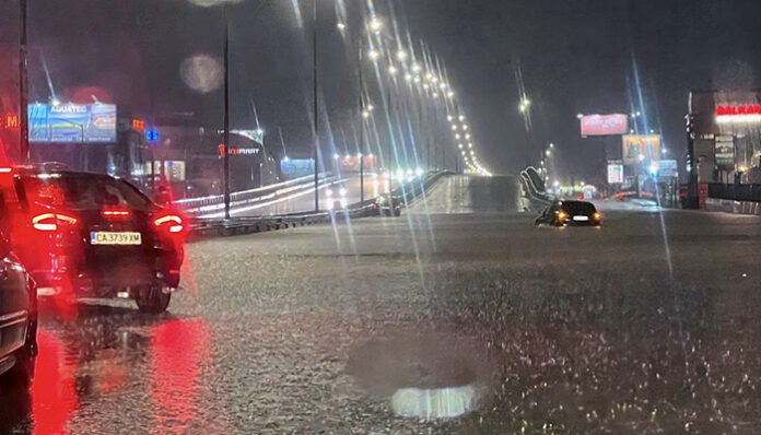 След пороя: Околовръстното под вода, евакуираха майка с деца от кола