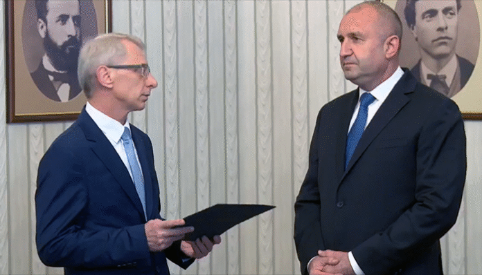 Радев подписа указа за съставяне на правителство