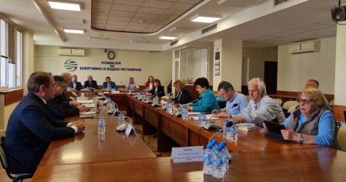 Ковачева: Абсурд е при по-ниска цена на газа, хората да плащат по-скъпо парно и топлата вода
