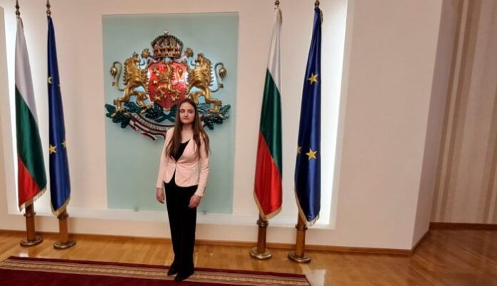 Ученичката Александра Полежанова от Банско участва в срещи в президентството и МТСП