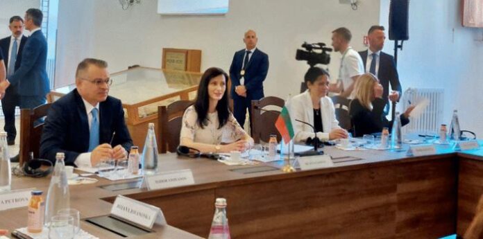 Мария Габриел: Нужни са съвместни и координирани усилия за изграждането на Коридор VIII