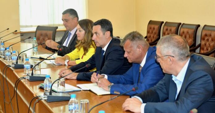 Гвоздейков: Откриваме диалог с експерти и синдикати за предстоящите реформи в сектора