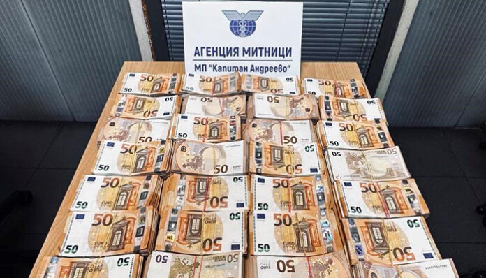 Милион и половина във валута "си взеха" митничарите на Капитана