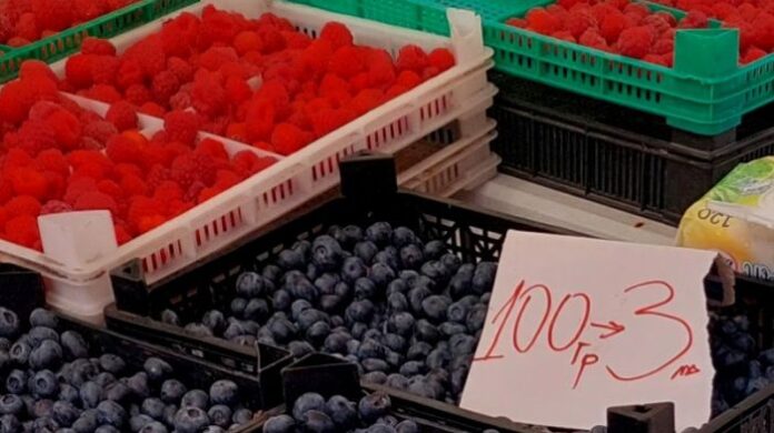По пазарите продължават да продават скъпи малини и къпини с цени за 100 грама