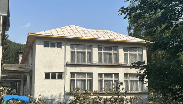 Ремонтират покрива на градината в Елешница