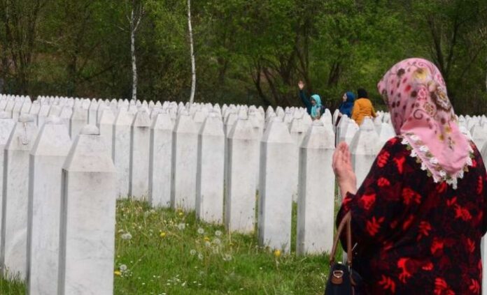 Почитат паметта на жертвите в Сребреница