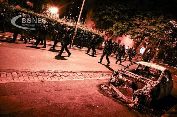 Бабата на убития от полицай тийнейджър във Франция призова по телевизията за спокойствие
